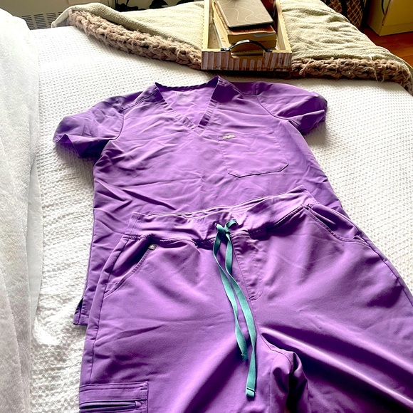 FIGS scrubs, lilac color, size LARGE top and bottom (high waisted jogger) - Picture 1 of 4
